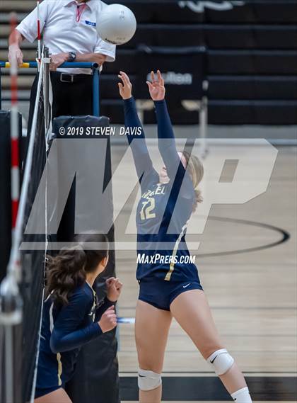 Thumbnail 3 in FR: Casteel vs Gilbert photogallery.