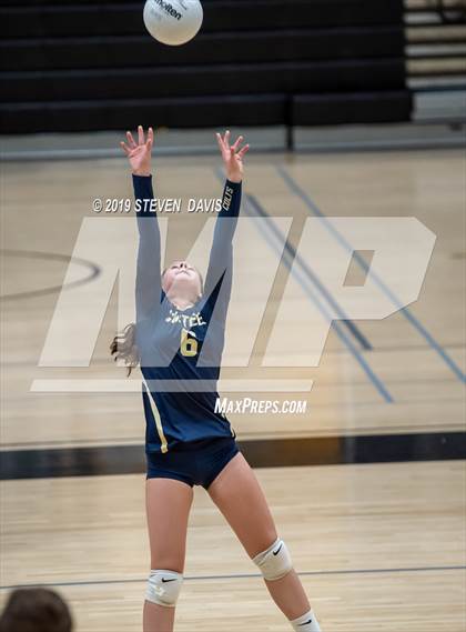 Thumbnail 3 in FR: Casteel vs Gilbert photogallery.