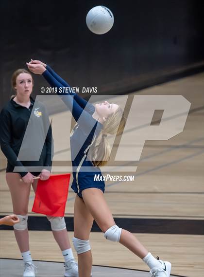 Thumbnail 3 in FR: Casteel vs Gilbert photogallery.