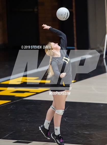 Thumbnail 3 in FR: Casteel vs Gilbert photogallery.