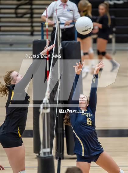 Thumbnail 2 in FR: Casteel vs Gilbert photogallery.