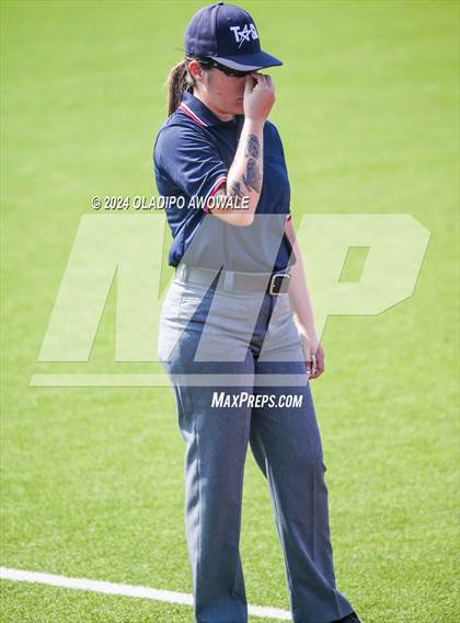 Thumbnail 2 in Guyer vs. Weslaco (UIL 6A Softball Semifinal) photogallery.