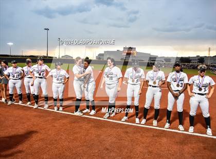 Thumbnail 2 in Guyer vs. Weslaco (UIL 6A Softball Semifinal) photogallery.