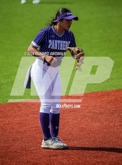 Thumbnail 3 in Guyer vs. Weslaco (UIL 6A Softball Semifinal) photogallery.