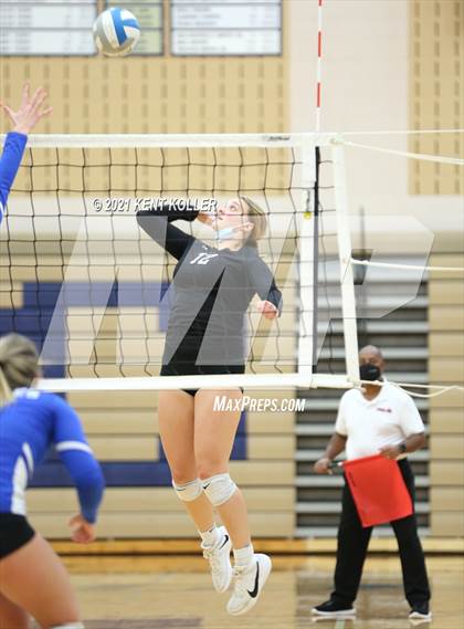 Thumbnail 2 in Utica Eisenhower vs. Port Huron (MHSAA D29 Quarterfinal) photogallery.
