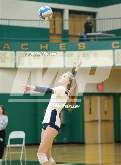 Thumbnail 3 in Oxford vs. Lake Orion (MHSAA District Final) photogallery.