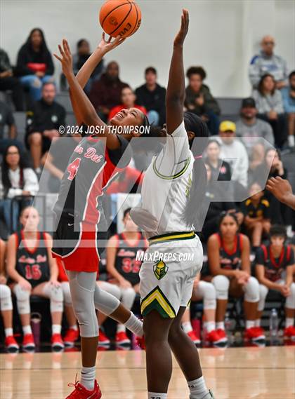 Thumbnail 3 in Ontario Christian vs. Mater Dei photogallery.