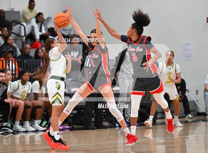 Thumbnail 3 in Ontario Christian vs. Mater Dei photogallery.