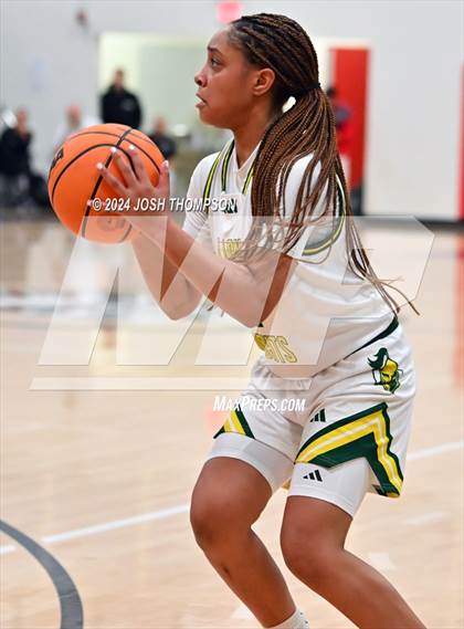 Thumbnail 2 in Ontario Christian vs. Mater Dei photogallery.
