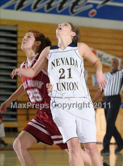 Thumbnail 3 in McClatchy vs. Nevada Union (Lady Bulldogs Winter Classic) photogallery.