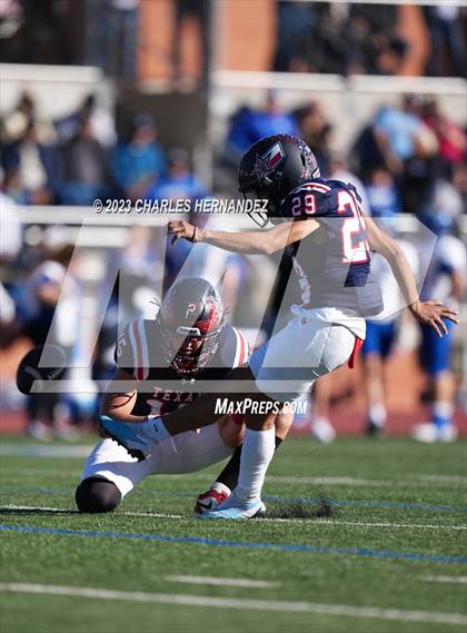 Thumbnail 2 in Ingleside vs. Wimberley (UIL 5A Division II Region 4 Semifinal) photogallery.