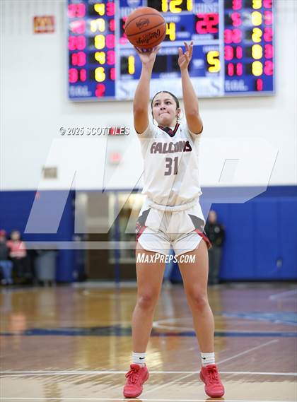 Thumbnail 2 in Circleville vs Fairfield Union (OHSAA D4 District Final) photogallery.