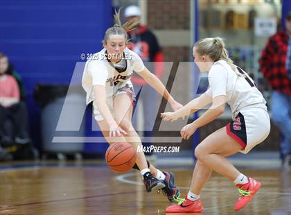 Thumbnail 2 in Circleville vs Fairfield Union (OHSAA D4 District Final) photogallery.