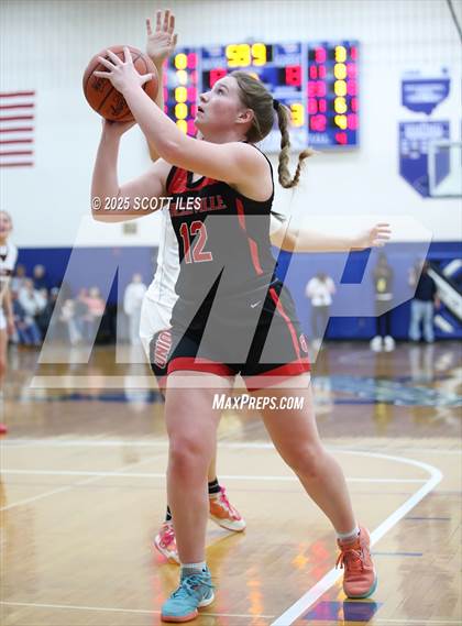 Thumbnail 1 in Circleville vs Fairfield Union (OHSAA D4 District Final) photogallery.