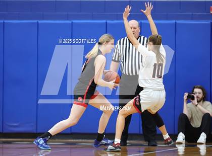 Thumbnail 3 in Circleville vs Fairfield Union (OHSAA D4 District Final) photogallery.