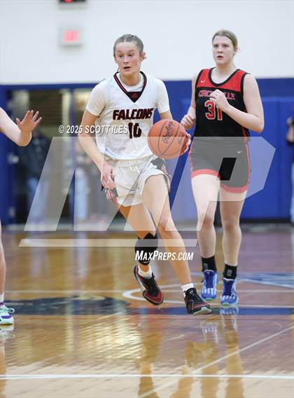 Thumbnail 2 in Circleville vs Fairfield Union (OHSAA D4 District Final) photogallery.