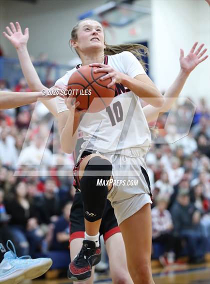 Thumbnail 2 in Circleville vs Fairfield Union (OHSAA D4 District Final) photogallery.