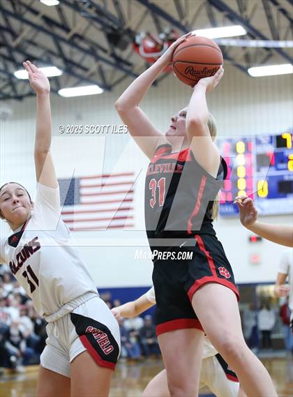 Thumbnail 3 in Circleville vs Fairfield Union (OHSAA D4 District Final) photogallery.
