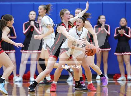Thumbnail 1 in Circleville vs Fairfield Union (OHSAA D4 District Final) photogallery.