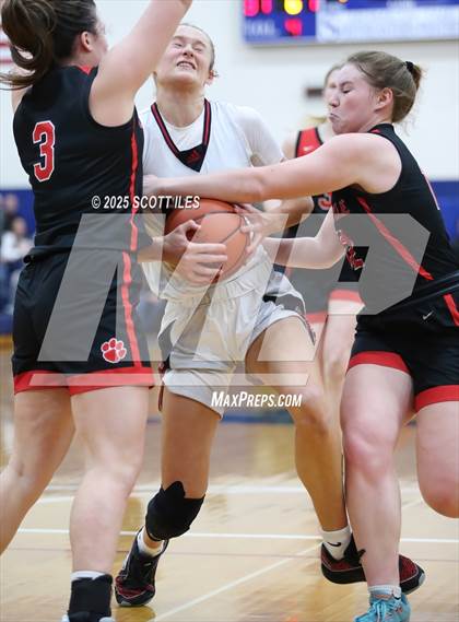 Thumbnail 3 in Circleville vs Fairfield Union (OHSAA D4 District Final) photogallery.
