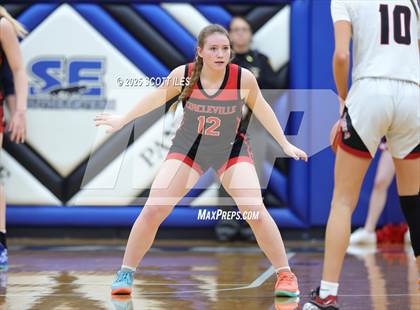 Thumbnail 1 in Circleville vs Fairfield Union (OHSAA D4 District Final) photogallery.