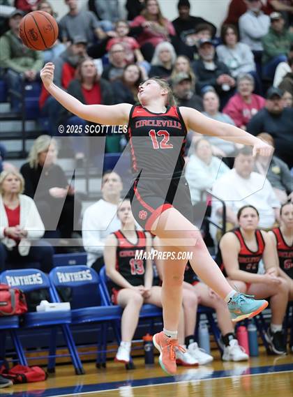 Thumbnail 1 in Circleville vs Fairfield Union (OHSAA D4 District Final) photogallery.