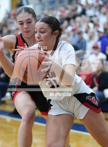 Thumbnail 3 in Circleville vs Fairfield Union (OHSAA D4 District Final) photogallery.
