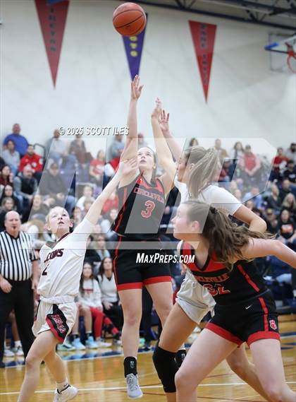 Thumbnail 1 in Circleville vs Fairfield Union (OHSAA D4 District Final) photogallery.
