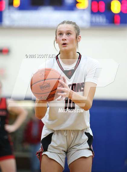Thumbnail 1 in Circleville vs Fairfield Union (OHSAA D4 District Final) photogallery.