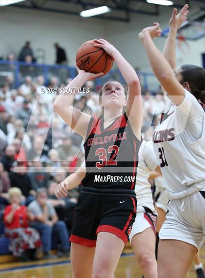 Thumbnail 2 in Circleville vs Fairfield Union (OHSAA D4 District Final) photogallery.