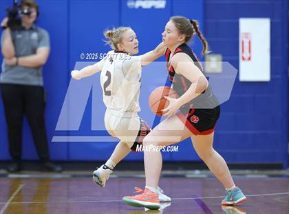 Thumbnail 1 in Circleville vs Fairfield Union (OHSAA D4 District Final) photogallery.