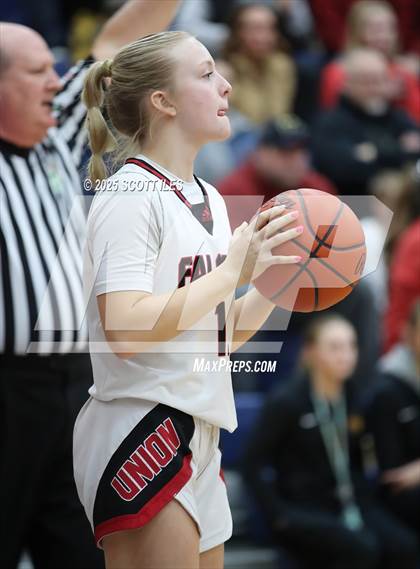 Thumbnail 1 in Circleville vs Fairfield Union (OHSAA D4 District Final) photogallery.