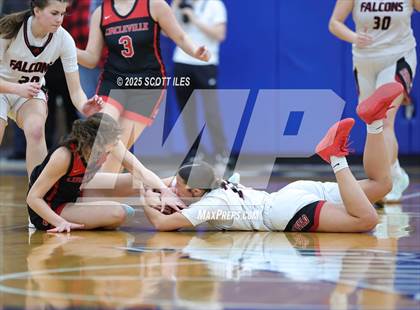 Thumbnail 3 in Circleville vs Fairfield Union (OHSAA D4 District Final) photogallery.