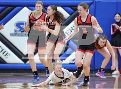 Thumbnail 3 in Circleville vs Fairfield Union (OHSAA D4 District Final) photogallery.