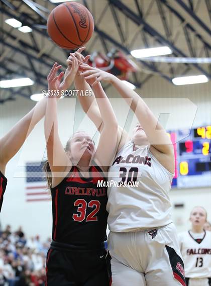 Thumbnail 3 in Circleville vs Fairfield Union (OHSAA D4 District Final) photogallery.
