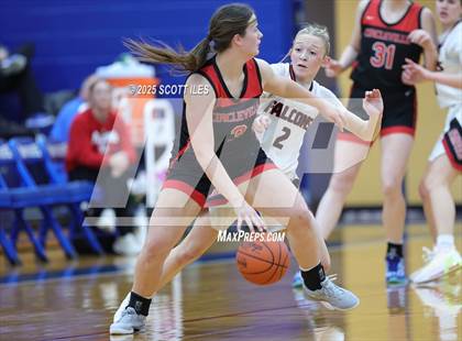 Thumbnail 1 in Circleville vs Fairfield Union (OHSAA D4 District Final) photogallery.