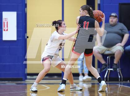 Thumbnail 2 in Circleville vs Fairfield Union (OHSAA D4 District Final) photogallery.