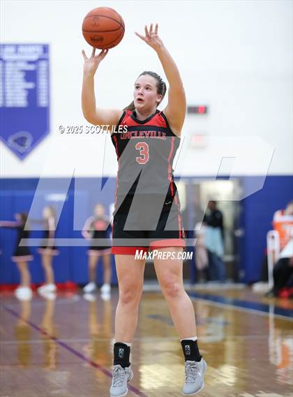 Thumbnail 2 in Circleville vs Fairfield Union (OHSAA D4 District Final) photogallery.
