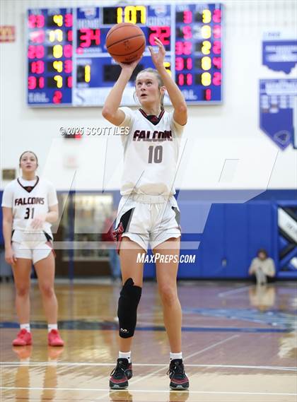 Thumbnail 3 in Circleville vs Fairfield Union (OHSAA D4 District Final) photogallery.