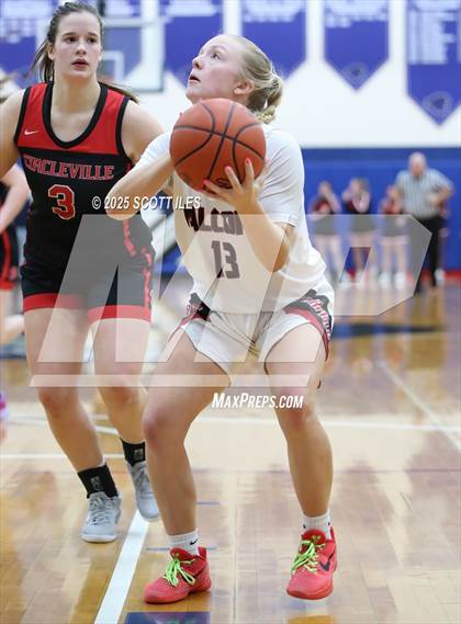 Thumbnail 2 in Circleville vs Fairfield Union (OHSAA D4 District Final) photogallery.