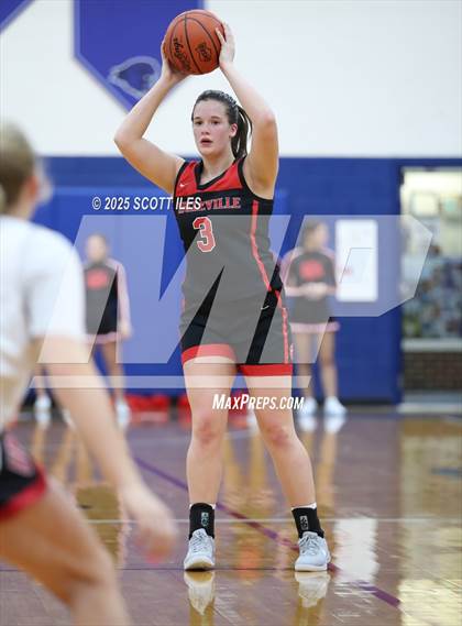 Thumbnail 1 in Circleville vs Fairfield Union (OHSAA D4 District Final) photogallery.