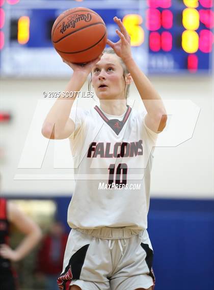 Thumbnail 2 in Circleville vs Fairfield Union (OHSAA D4 District Final) photogallery.