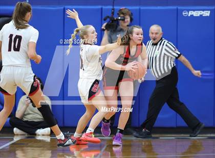 Thumbnail 1 in Circleville vs Fairfield Union (OHSAA D4 District Final) photogallery.