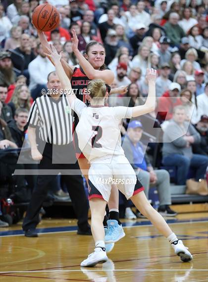 Thumbnail 3 in Circleville vs Fairfield Union (OHSAA D4 District Final) photogallery.