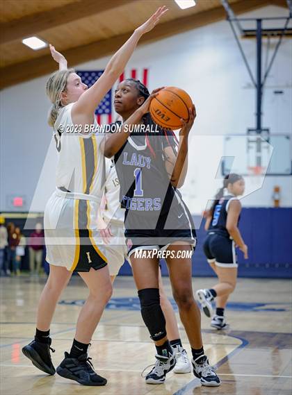 Thumbnail 3 in Chilton County vs Isabella (Chilton County Tournament) photogallery.