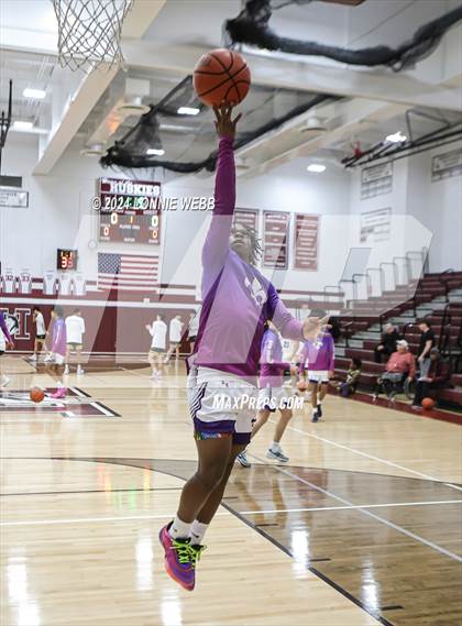 Thumbnail 2 in New Rochelle vs Clarkstown South (Harrison Holiday Tournament) photogallery.