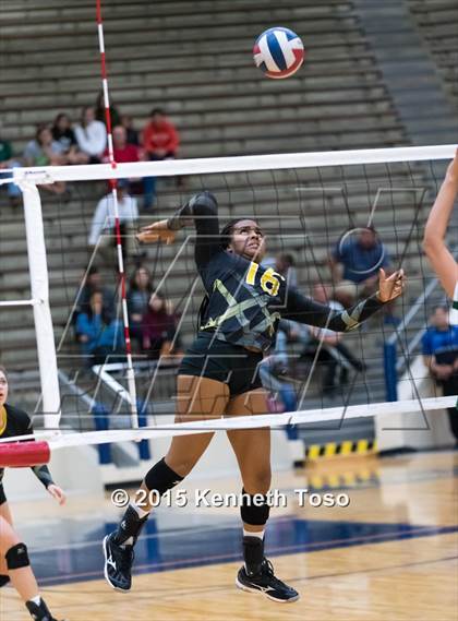 Thumbnail 2 in Brennan vs. Reagan (UIL 6A Area Final) photogallery.