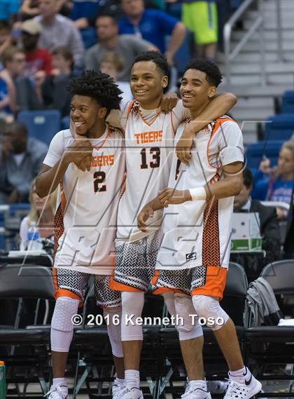 Thumbnail 1 in Lancaster vs. Fort Bend Elkins (UIL 5A Final) photogallery.