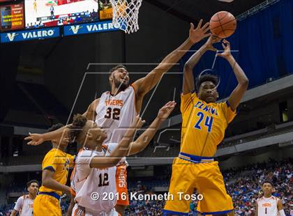 Thumbnail 2 in Lancaster vs. Fort Bend Elkins (UIL 5A Final) photogallery.