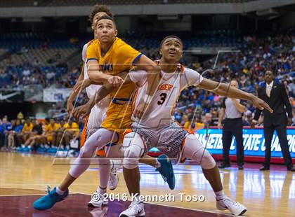 Thumbnail 2 in Lancaster vs. Fort Bend Elkins (UIL 5A Final) photogallery.